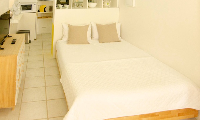 Lauris Apartment | Clementine - Private Studio 50m from Centre Ville