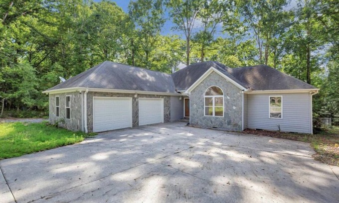 Townville House | Clemson Group Therapy - Sleeps 12