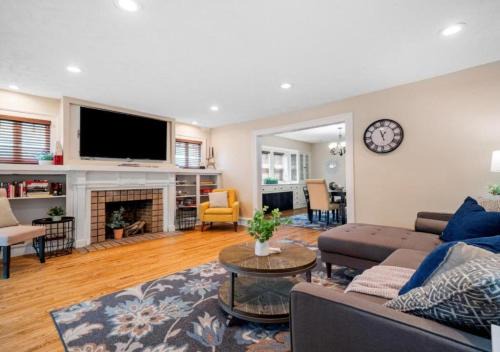 Cleveland House | Cleveland 3 Bedroom, 10 Mins to Downtown