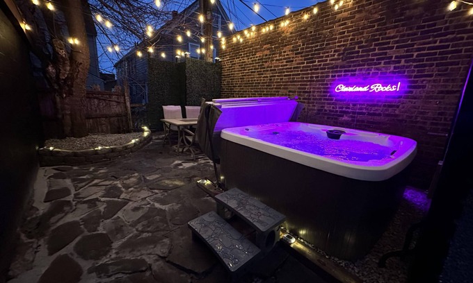 Little Italy Apartment | Cleveland Rocks-Little Italy! Massage chair/Hot tub #3