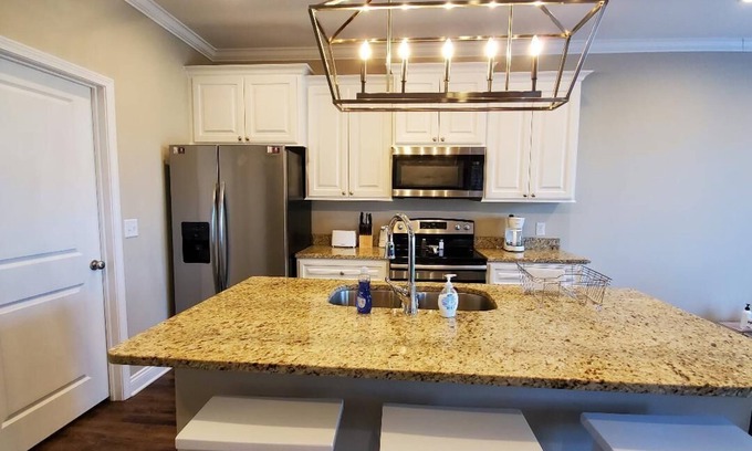 Calhoun House | ✨Click Me✨️Covered Parking +Free Wifi+Smart Tvs