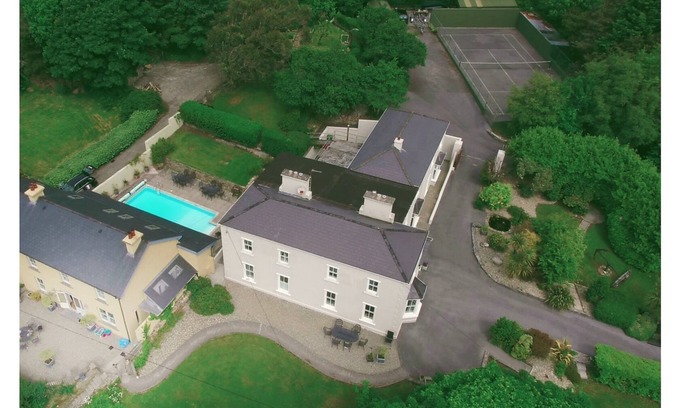 Clifden House | Clifden's premier holiday home with heated pool + sauna - sleeps 24