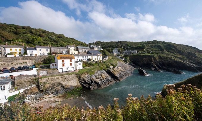 Portloe Cottage | Cliff Garden Holiday Cottage in Portloe With Stunning Garden And Sea Views
