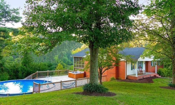 Bristol House | Cliff House -New Pool, Private, Bristol Motor Speedway, Casino Minutes Away!