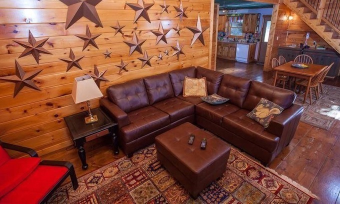 Chatsworth Cabin | CliffhangerCliffhanger-Hot tub-Located atop Fort Mountain with views of the Cohutta Wilderness