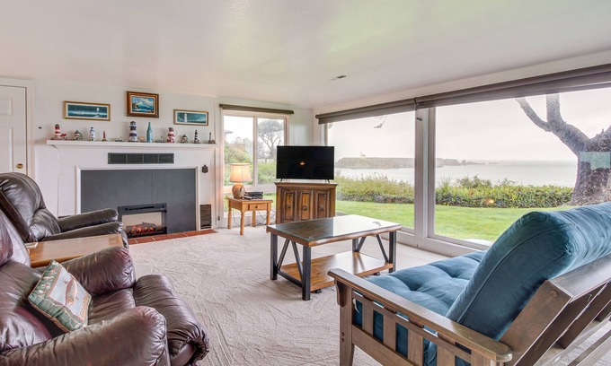 Coos Bay House | Cliffside Lighthouse Beach Home w/Ocean View