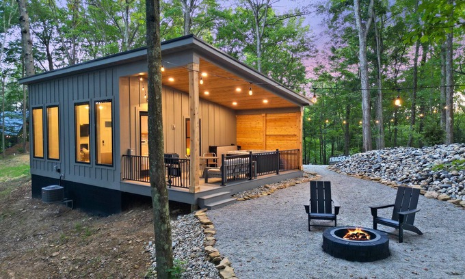 Rockbridge Cabin | Cliffside View | Cover Hot Tub | Modern | New