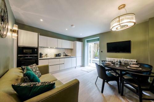 Clifton Apartment | Clifton 32 Garden flat with hot tub