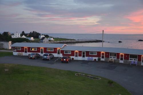 Indian Harbour Hotel | Clifty Cove Motel