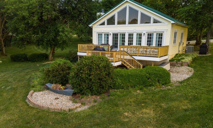 Lane Cottage | Clinton Lake Vacation Rentals.Charlie’s Lakeside Cottage! Beautiful lake views!