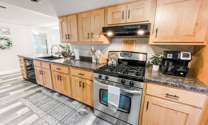 Clintonville House | ⭐️ Clintonville! Quaint Stay on Quiet Street! 2 bed/1 bath!