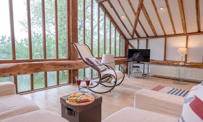 Woodbridge Apartment | Clopton Hayloft - spacious apartment with Tennis C