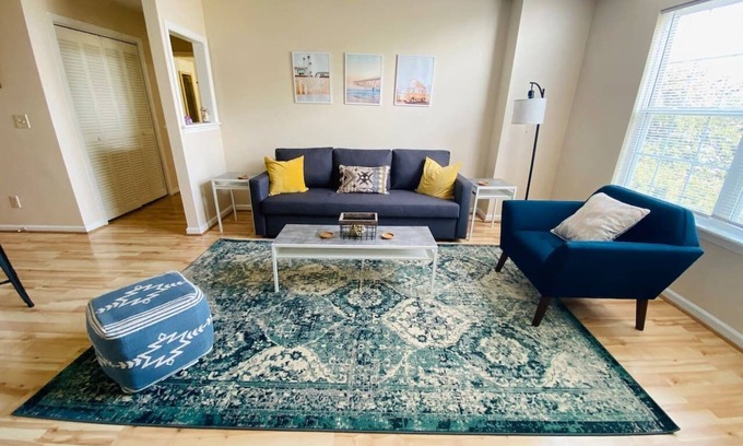 North Camellia Acres Apartment | Close 2 East Beach, EOV, King Bed, Top Floor