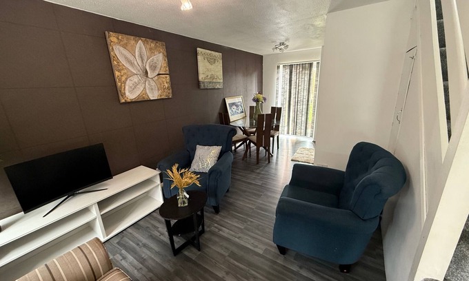 Thamesmead House | Close London City Airport- PetOK - Free Parking
