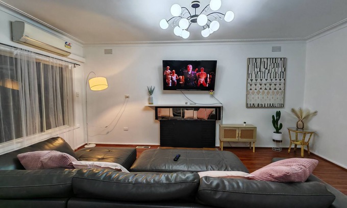 Dallas House | Close to Airport, Walk to Train