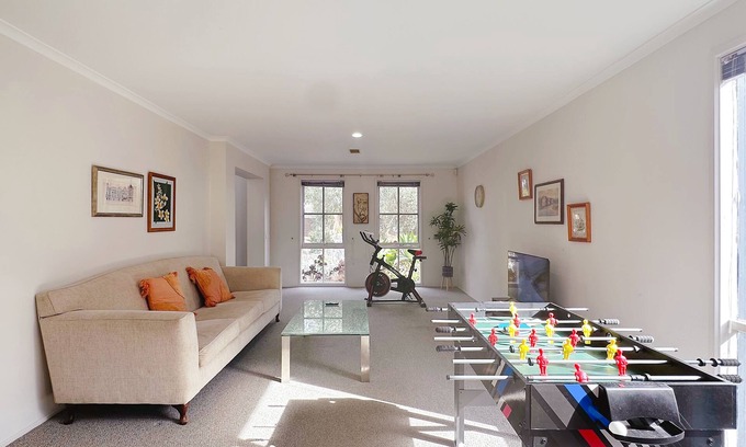 Hillside House | Close to Airport & Mel CBD/Organ Pipes National Park/Fig