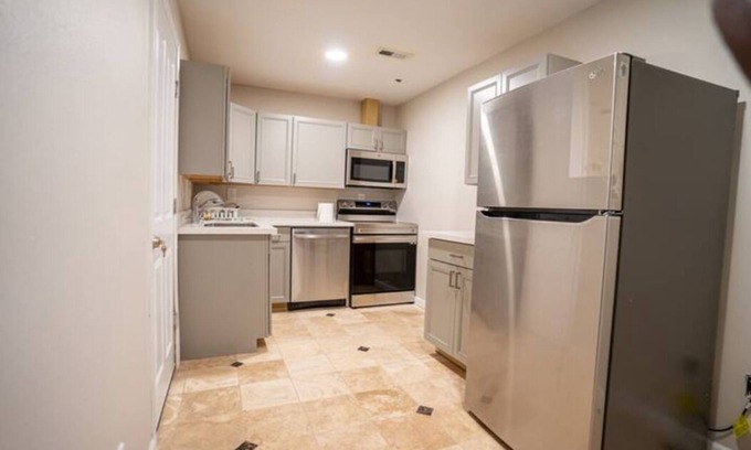 Des Moines House | Close To Airport: Modern Living