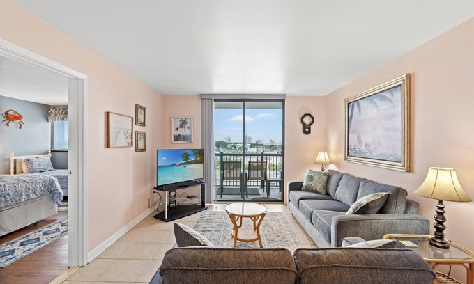 Myrtle Beach Condo | Close to Attractions - Holiday Towers 808