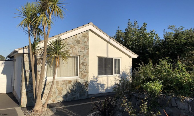 Moelfre House | Close to beach and coastal path with sea and mountain views. Pet friendly!