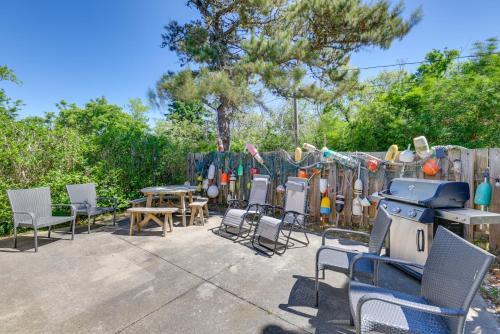 North Truro House | Close to Beach and P-Town! Cottage with Bay Views