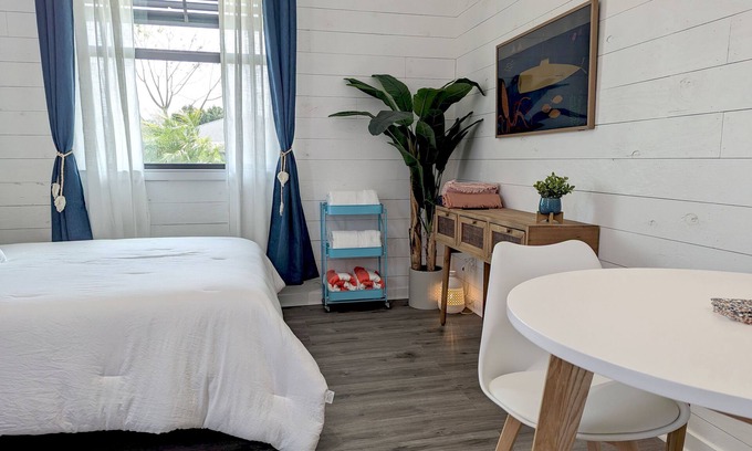 Naples Park Apartment | Close to Beach Bikes & Kitchenette Studio