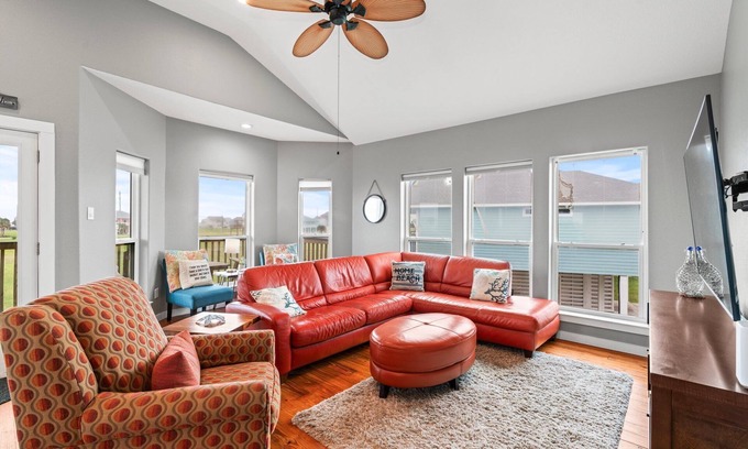 Indian Beach House | Close to Beach/Clean/Outdoor Bar/Pet Friendly