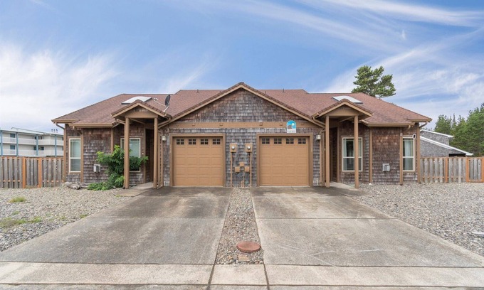 Long Beach House | Close to beach, Discovery Trail, Fenced Yard (Seag)