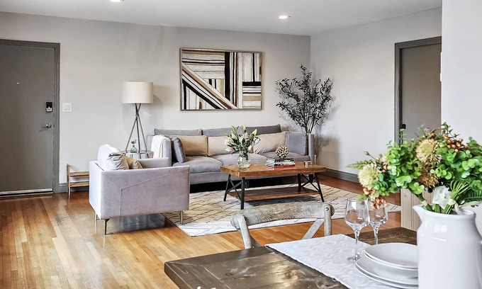 Palms Apartment | Close to Beach & Major Attractions. Outdoor Patio with Firepit. Free Parking.