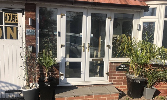 Olton Bed & Breakfast | Close to Birmingham airport, NEC, Train Station, City Centre Restaurants Shops
