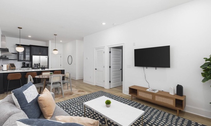 Cleveland Park House | Close to Broadway + Walkable Area - 4 Bed, 2 Bedrm