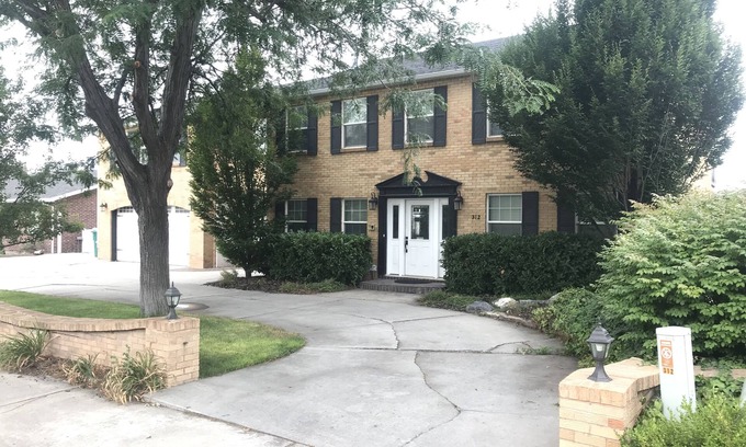 Orem North House | Close to BYU, MTC, UVU, TEMPLES - 6 bedroom-Theater-Piano-Steam Spa-Sport Court