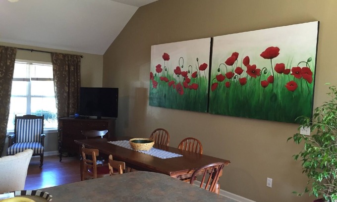 Oxford House | Close to campus! Walk to the stadium! Open for ARK, & SC!