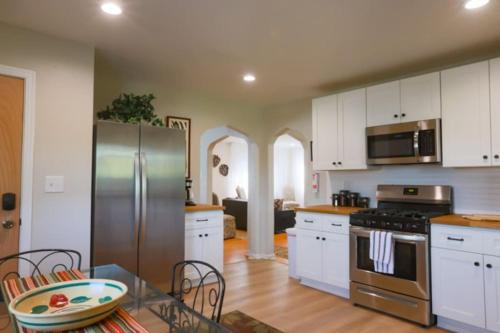 Pittsburgh House | Close to City * Charming Central XL Cape Cod * Airport
