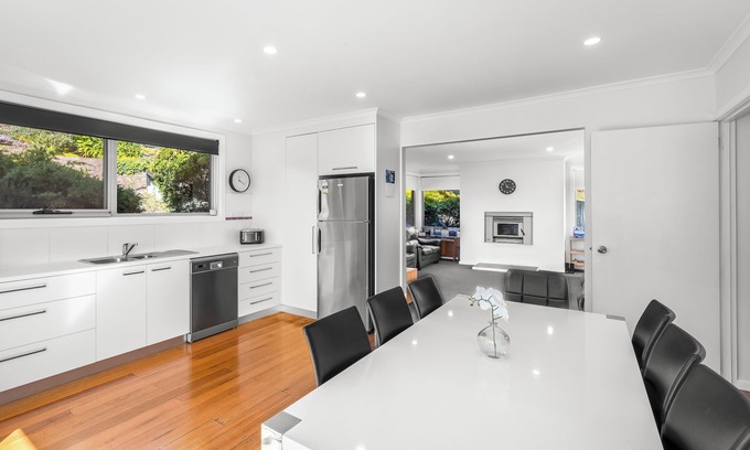 West Hobart House | Close to city, tranquil setting