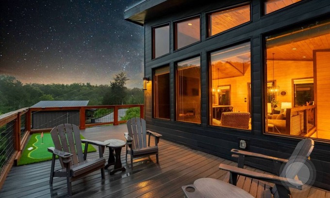 Sevierville Cabin | Close To Dollywood! Pickleball, Fishing, Hot Tub!