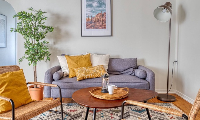 Hamilton House | Close to downtown and McMaster | Fast wifi | Fully stocked kitchen