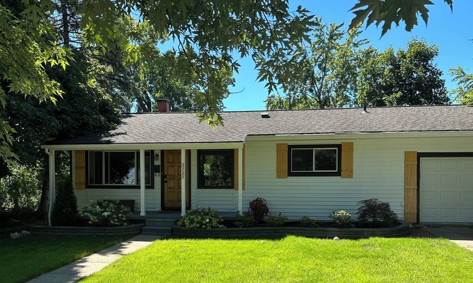 Ann Arbor House | Close to Downtown Ann Arbor, The Big House, U of M Campus and Medical Center