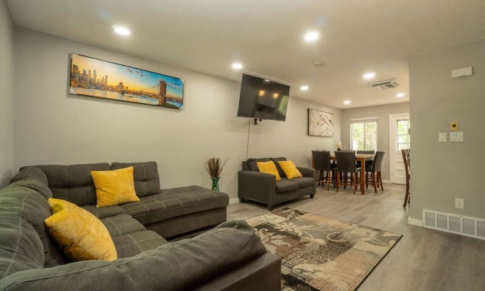 Allendale Area House | Close to Downtown| Sleeps 8 | Private Backyard
