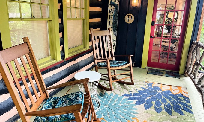 Murdock - Linden Cottage | CLOSE TO DOWNTOWN- The Peacock Retreat- Dogs Stay Free