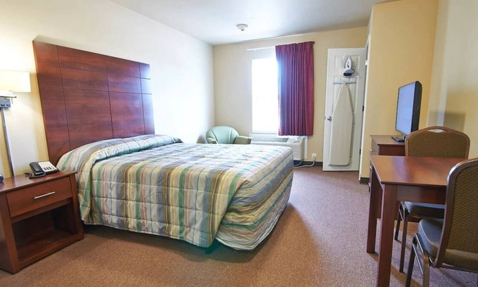 Pleasanton House | Close to Eagle Stadium! Pets are Welcome, Comes w/ Free Parking!