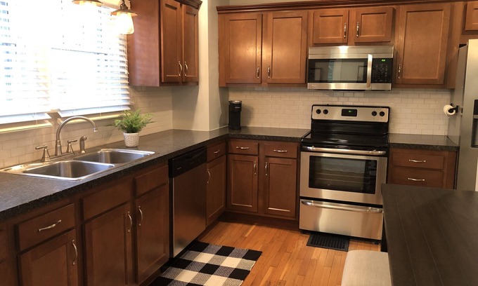 Richmond Cottage | Close to Earlham/IU/Reid! - Nice neighborhood -