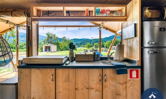 Wears Valley RV Rental | Close to GSMNP|Heat|AC|WiFi conveniently located next to restaurants & shops