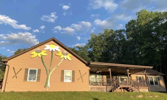 Stone Ridge House | Close to Hiking Trails-Skiing! Located In a quiet Home with Mountain View
