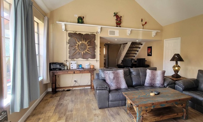 South Scottsdale Condo | Close to it ALL! Old Town Mins Away, Short Drive to ASU Campus, Garage Prking, Workstation w/Printer