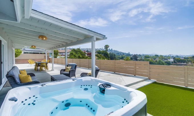 Del Cerro House | Close to it all + putting green, hot tub, fire pit