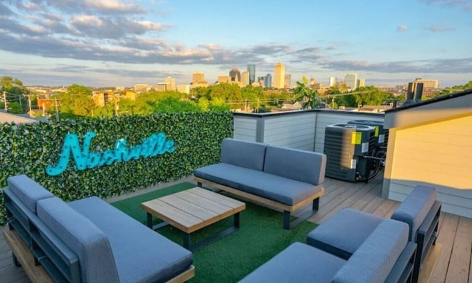 Hope Gardens House | Close to it all*Rooftop*Photo Walls*BBQ on Roof