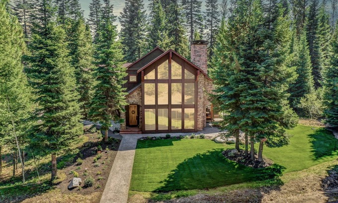 McCall Cabin | Close to Lake, Arcades, Firepit, Hot Tub