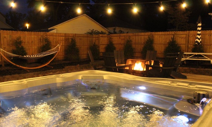 South Haven House | Close to Lake MI & SoHa | Bikes included | Hot tub