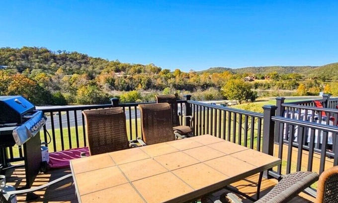 Holiday Island House | Close to Marina, Boat Parking, Golf, Kayaking