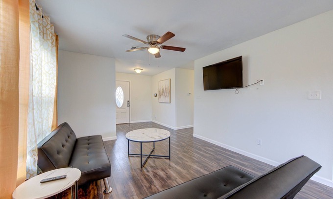 Foster Place House | Close to Med Center, Nrg, Dt 3br 2ba Longer Stays B